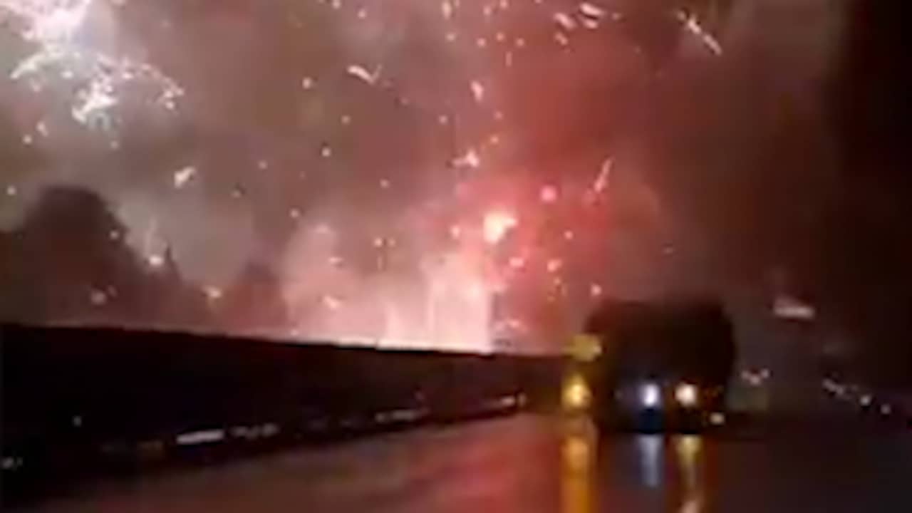 Beeld uit video: Vuurwerk explodeert na kantelen vrachtwagen in China