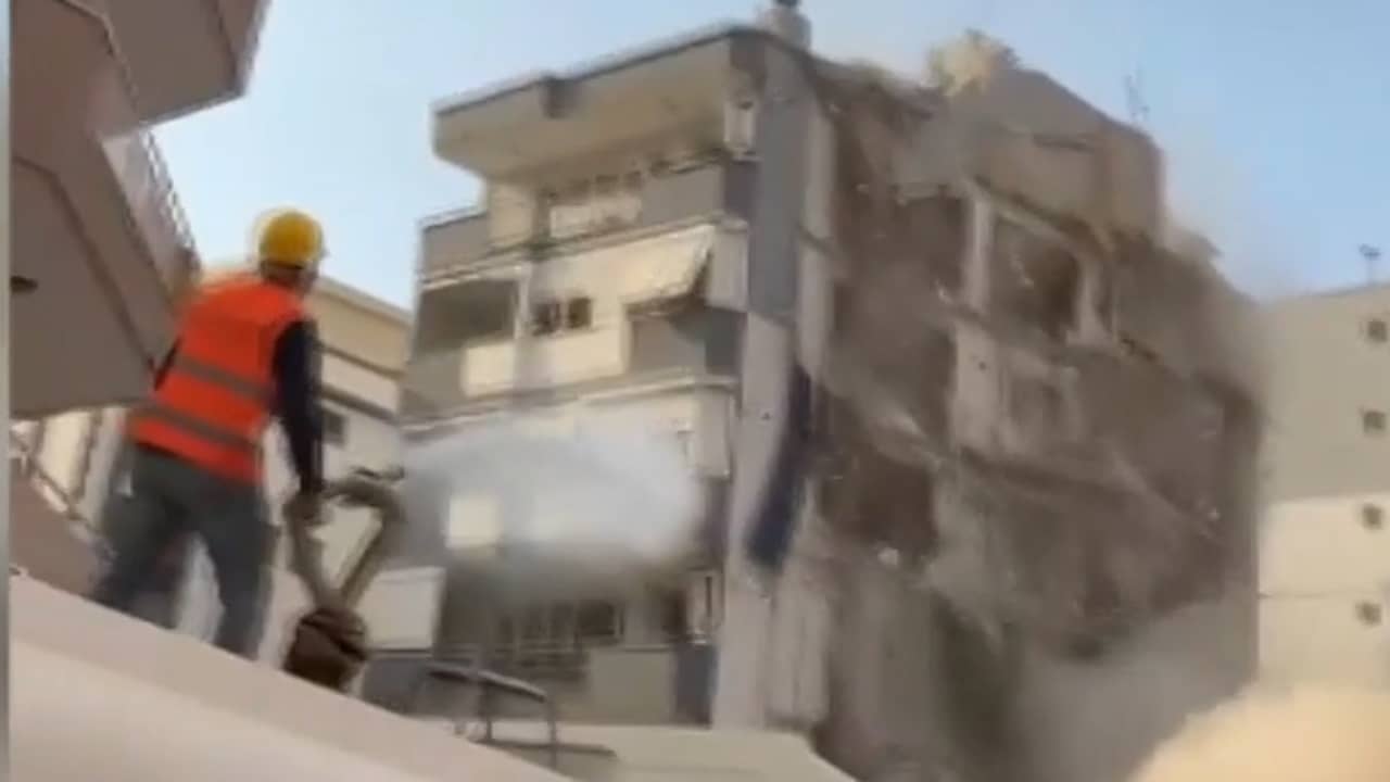 Beeld uit video: Flat stort neer op ander gebouw tijdens sloop in Turkije