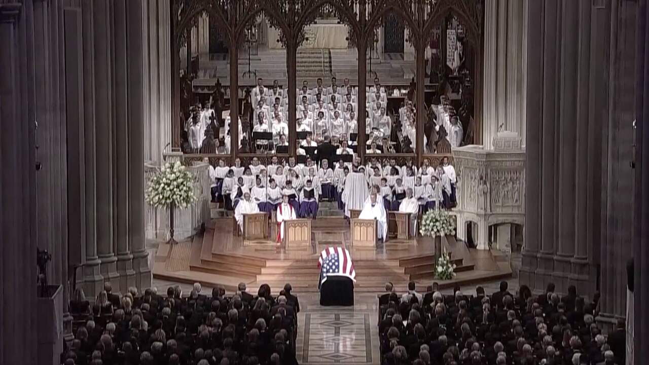Beeld uit video: Bush Jr. en Obama nemen afscheid van John McCain
