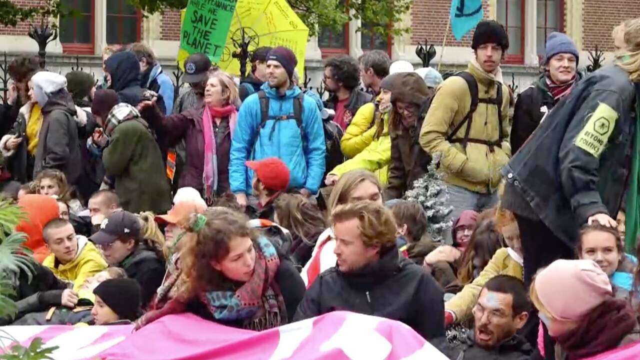Live: Activisten scanderen leuzen bij klimaatprotest Amsterdam