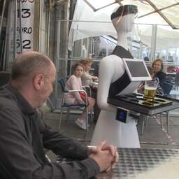 Video | Robot serveert biertjes in Spaans café om personeel te beschermen