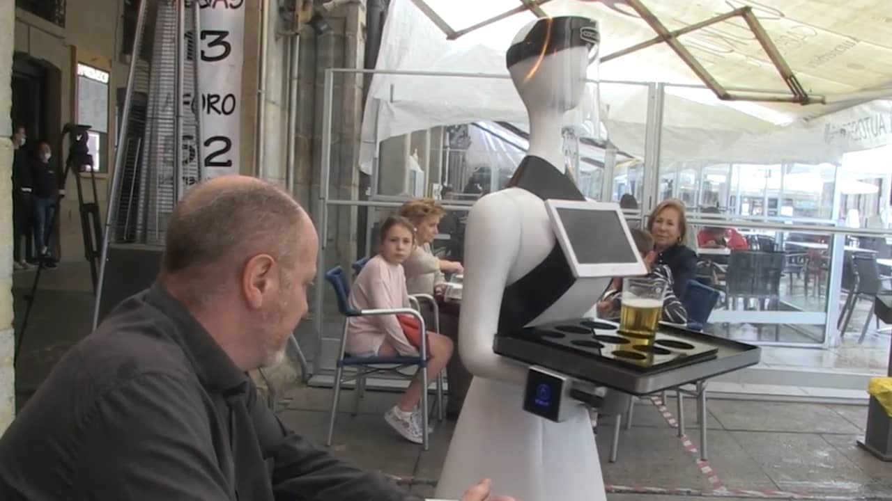 Beeld uit video: Robot serveert biertjes in Spaans café om personeel te beschermen