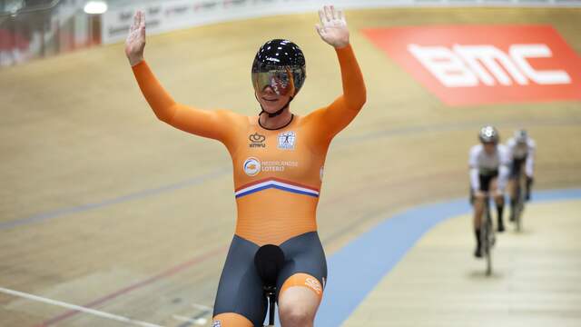 Shanne Braspennincx, die hier het EK-goud op de teamsprint viert, kan met haar teamgenoten niet meedoen aan de WK in Roubaix.