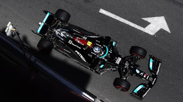 De Mercedes gaat qua doorbuigende vleugels ook niet vrijuit.