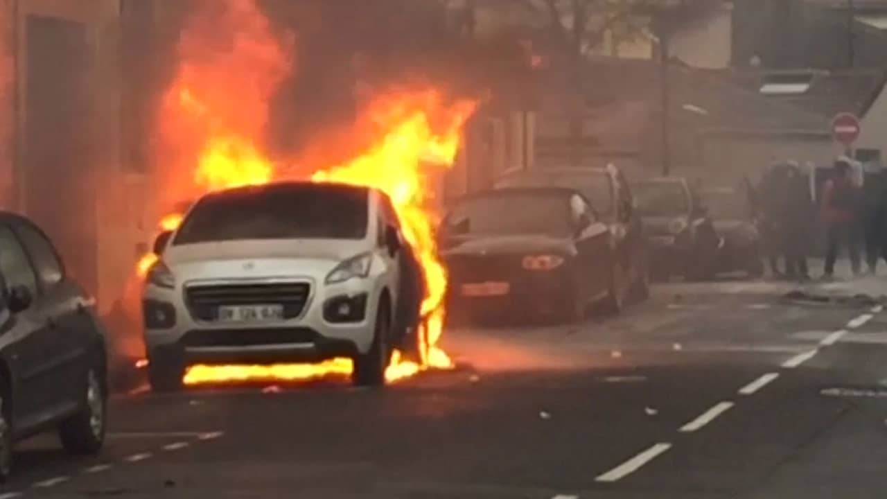 Beeld uit video: Scholieren steken uit protest auto's in brand in Parijs en Nantes