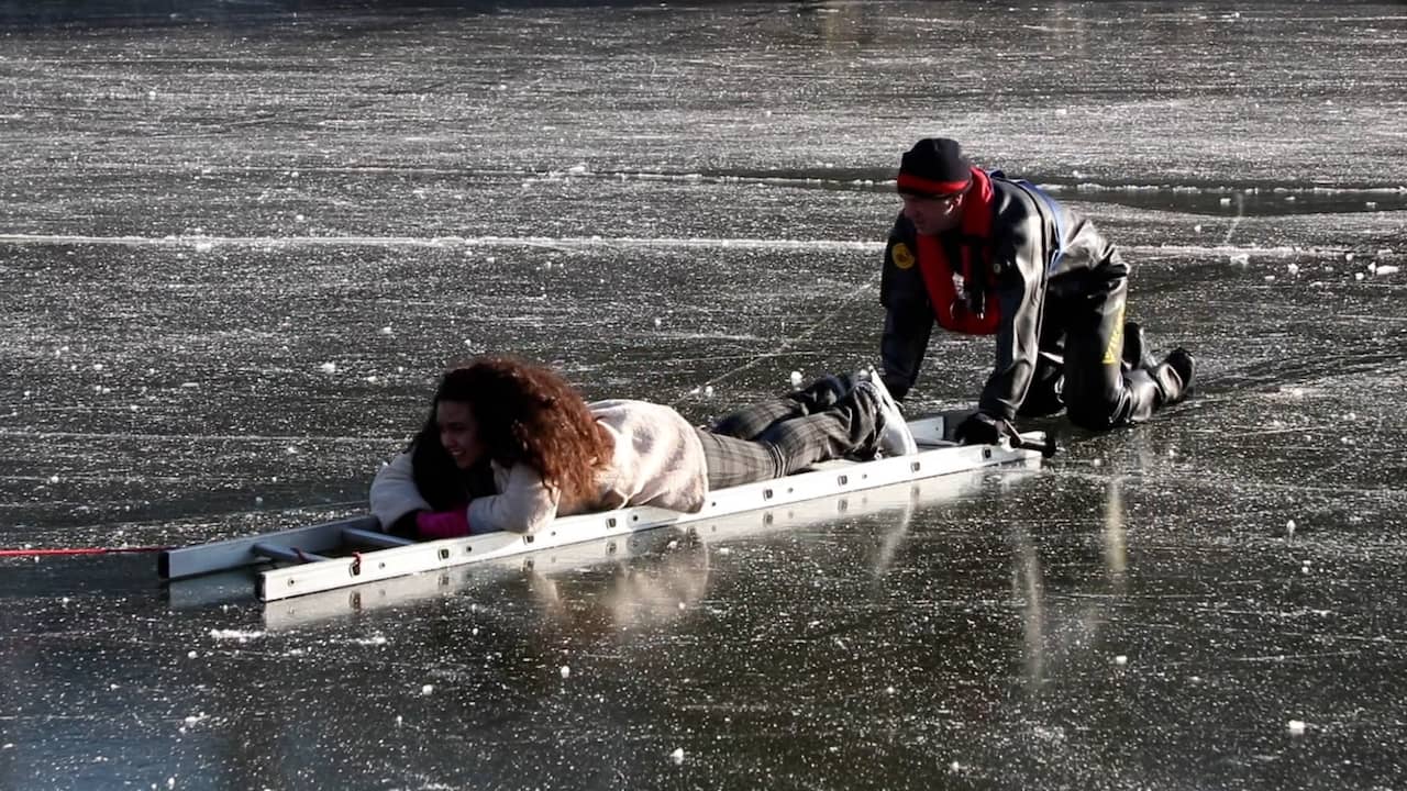 Beeld uit video: Brandweer evacueert schaatsers met ladders van Haagse Hofvijver