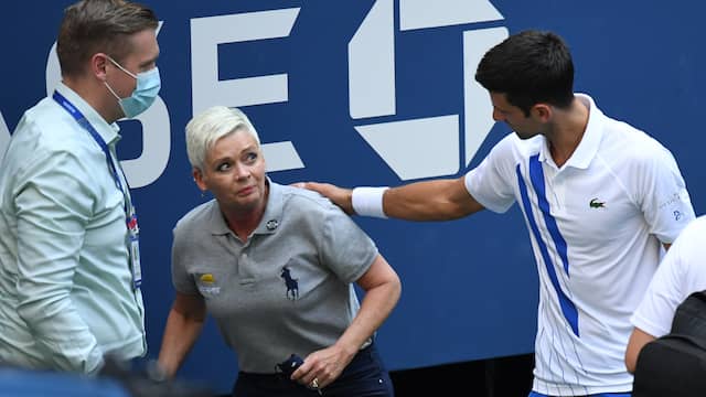 Novak Djokovic werd op de US Open gediskwalificeerd na het raken van een lijnrechter.