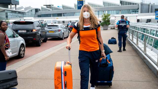 Dafne Schippers bij vertrek naar Tokio.