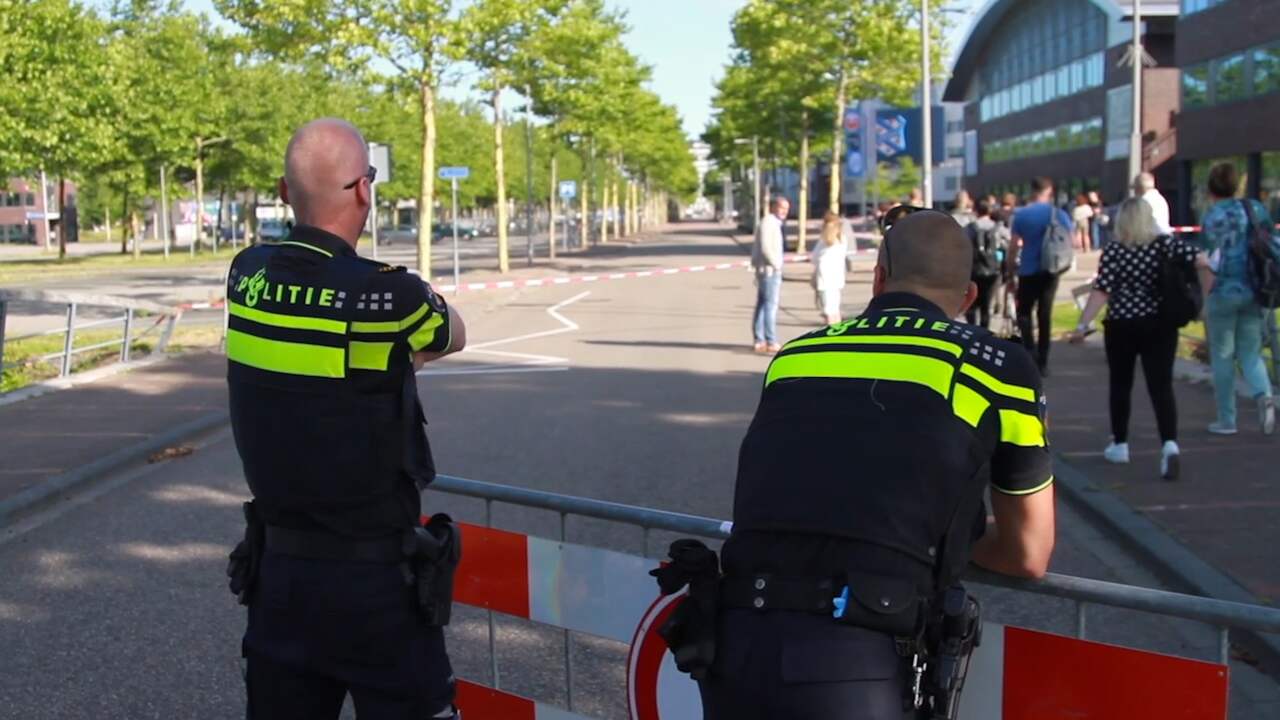 Beeld uit video: Politie zet omgeving Abe Lenstra Stadion af na bommelding