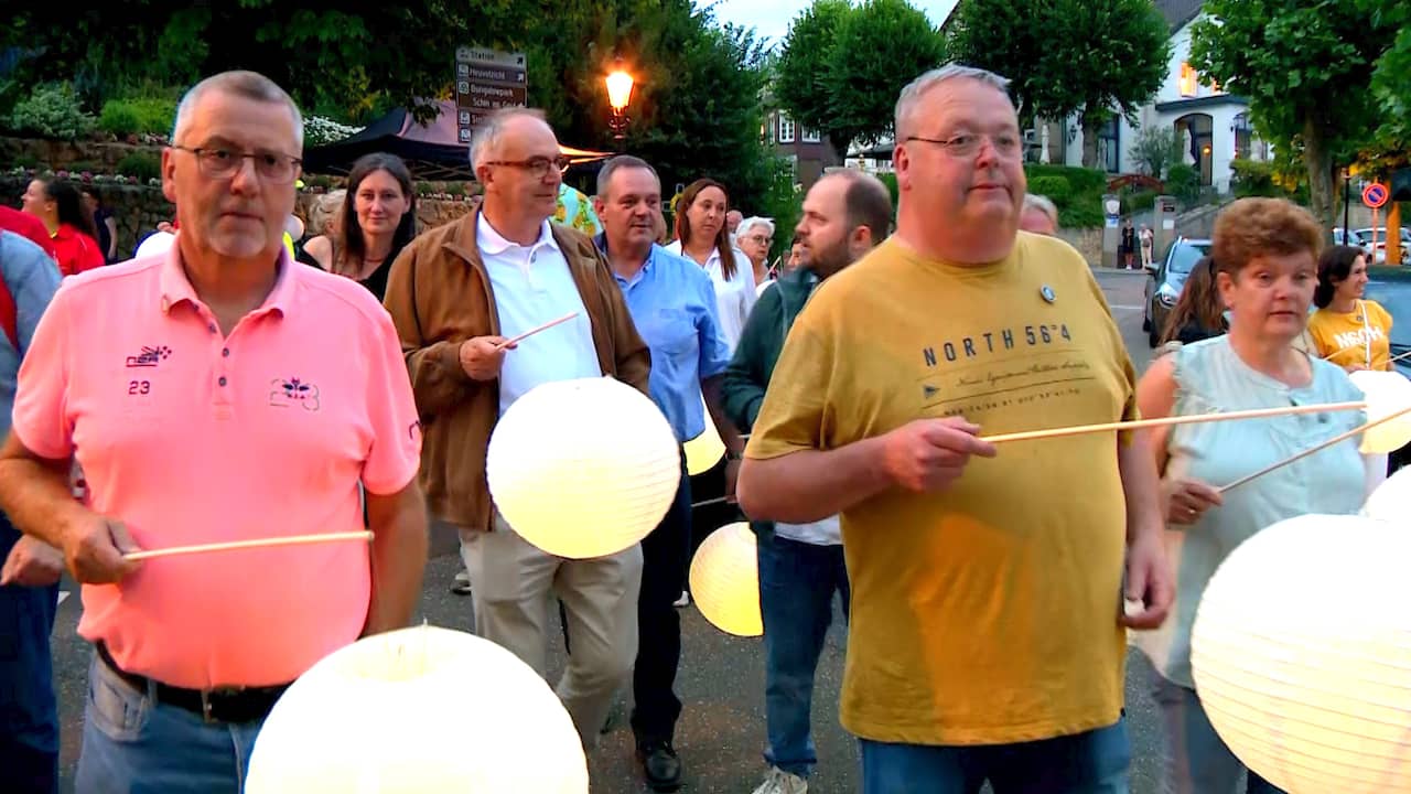Beeld uit video: Valkenburg herdenkt watersnood met lampionnenoptocht