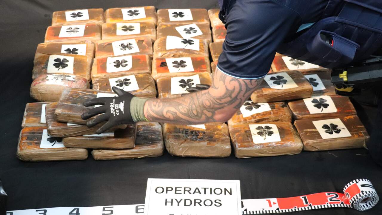 Beeld uit video: Nieuw-Zeelandse marine vindt voor 300 miljoen euro aan cocaïne