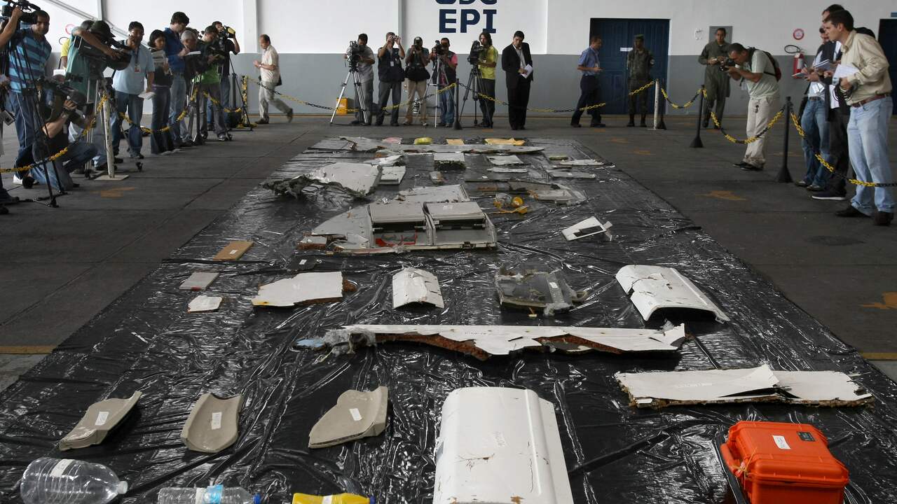 Bagian dari penerbangan bencana ditampilkan di hanggar pesawat di Brasil.