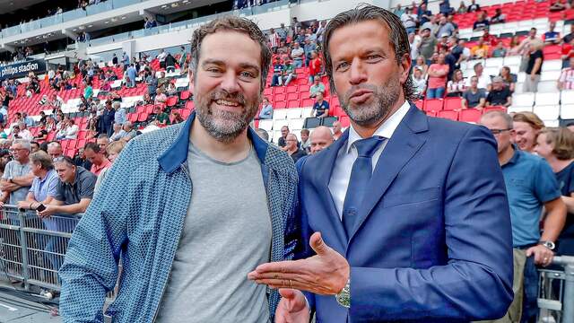 Klaas Dijkhoff in september 2019 in het Philips Stadion met hoofd-jeugdopleidingen Ernest Faber.
