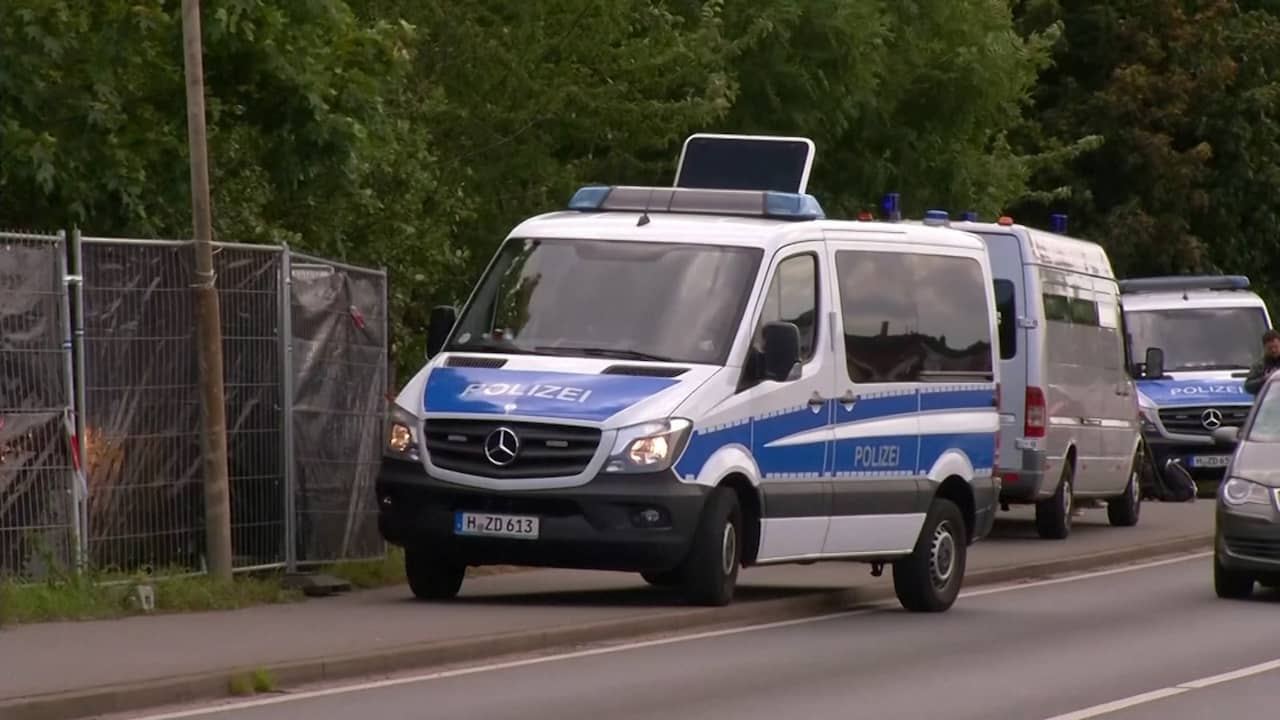 Beeld uit video: Duitse politie graaft in tuin in onderzoek-Madeleine McCann