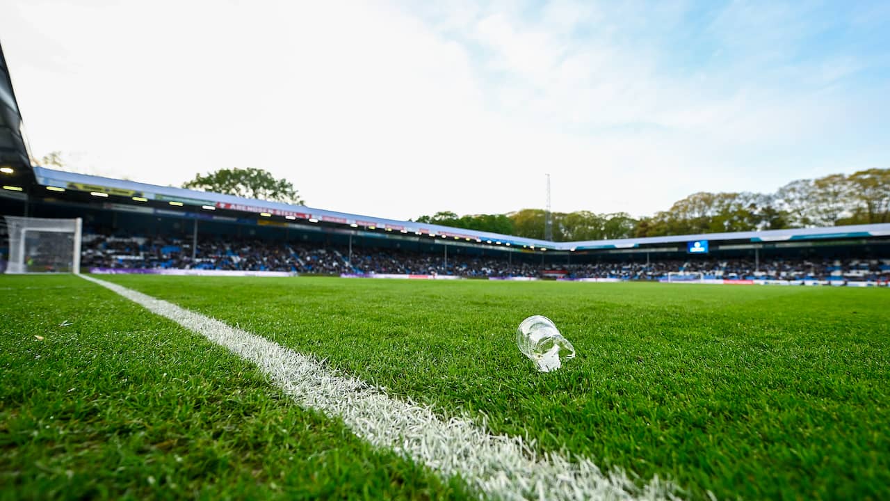 “De Graafschap vs MVV Maastricht: Game Halted Due to Beer Throwing Fans”