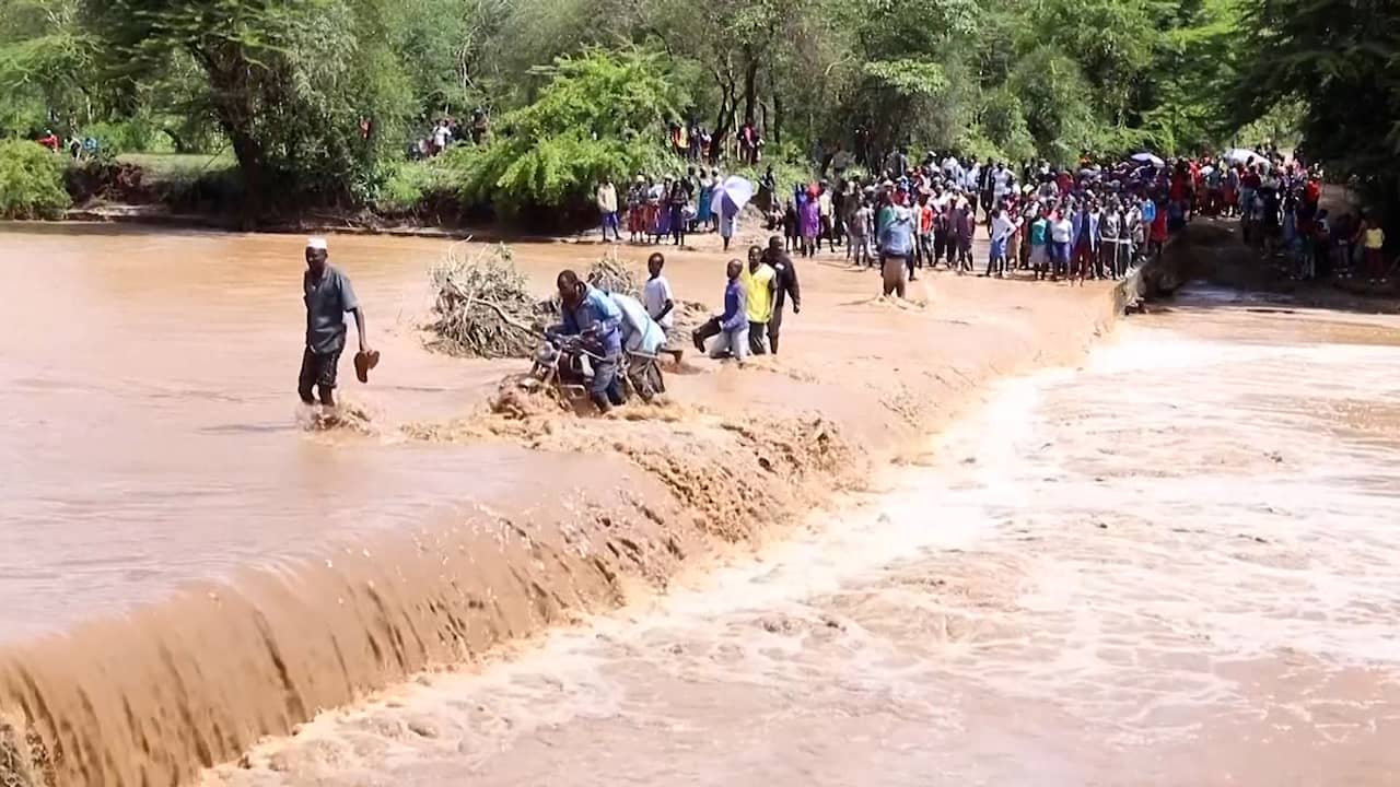 Beeld uit video: Kenianen waden door overstroomd gebied na zware regenval