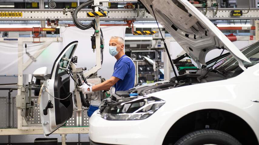 Volkswagen start productie in grootste Europese autofabriek weer op