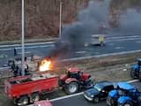 Belgische boeren steken stro en banden in brand op snelweg