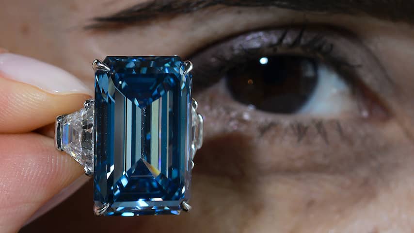 Zeldzame blauwe diamant voor 51,3 miljoen euro verkocht