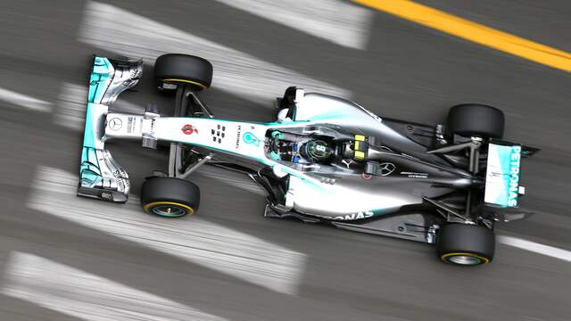Nico Rosberg pakte in 2014 pole nadat hij zijn Mercedes opzichtig parkeerde.