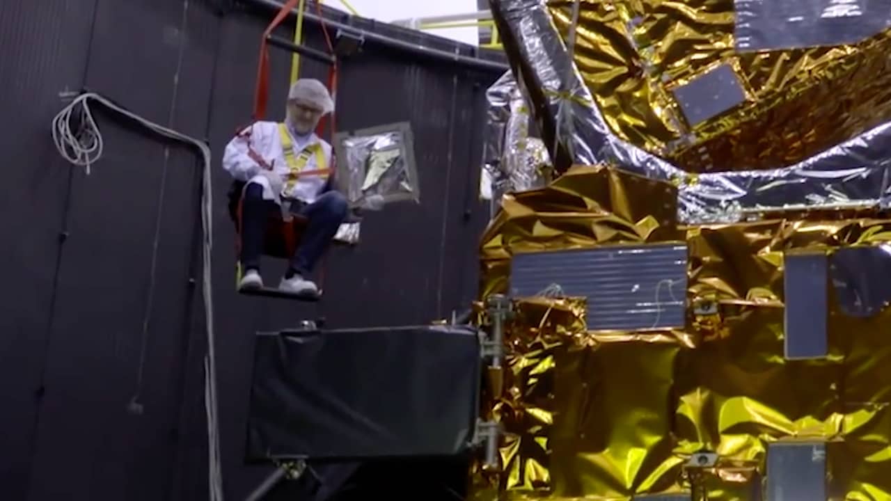 Zo test de ESA in Noordwijk satellieten in een simulator