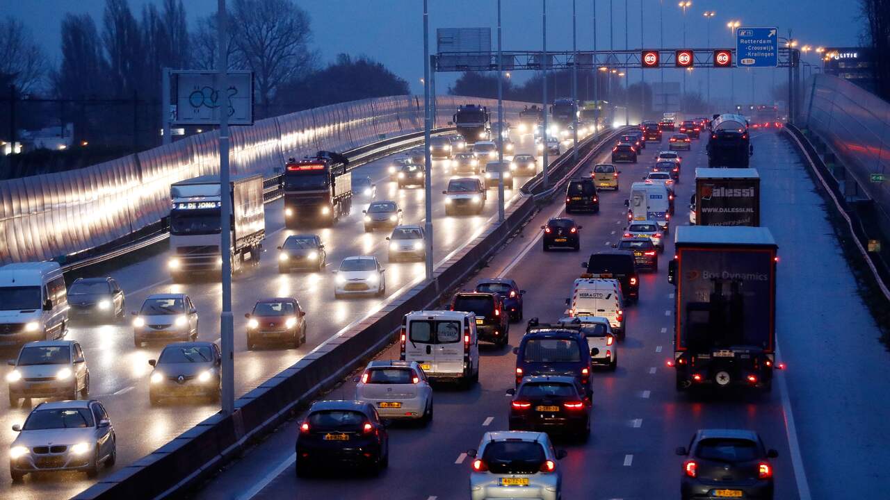 Major Accident Causes Traffic Jams in Rotterdam Area – A20 Closed, Emergency Services on Scene