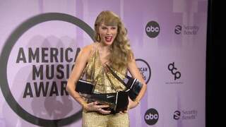 Taylor Swift houdt met moeite al haar trofeeën vast na Award-show