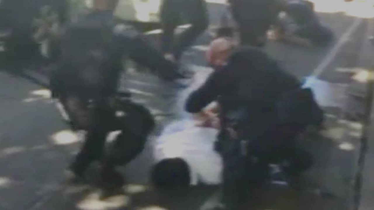 Beeld uit video: Politie arresteert bestuurder na inrijden op voetgangers Melbourne
