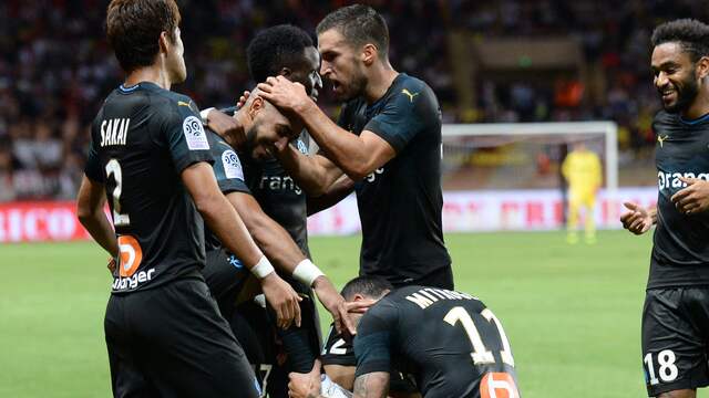 Strootman juicht met zijn teamgenoten van Marseille