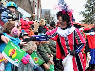 Een Piet deelt snoepgoed uit in Hoorn. 