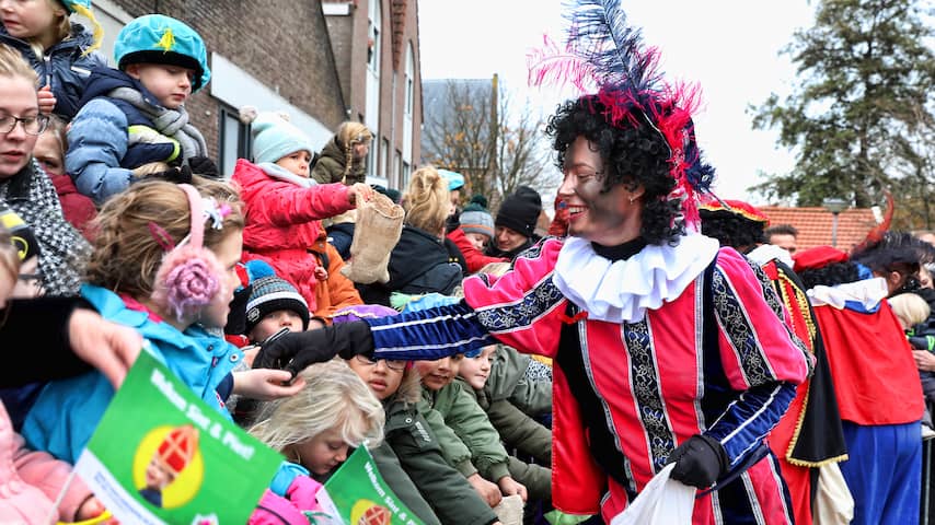 Een Piet deelt snoepgoed uit in Hoorn. 