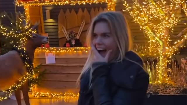 Beeld uit video: Bas Smit verrast Nicolette van Dam met kerstdorp in achtertuin