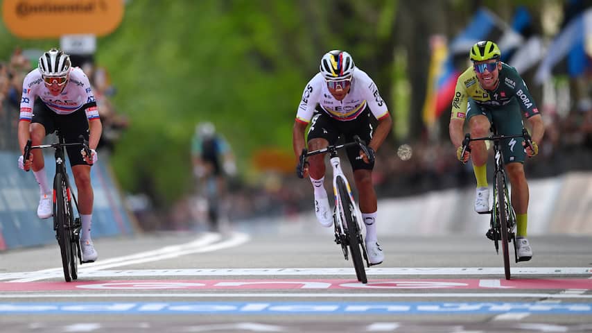 Narváez verrast in eerste Giro-rit en houdt topfavoriet Pogacar van het roze