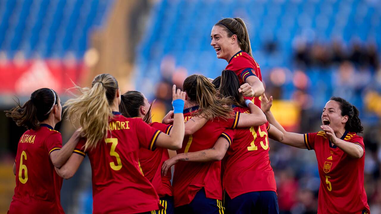 Sterspeler Alèxia Putellas wordt op handen gedragen bij Spanje.
