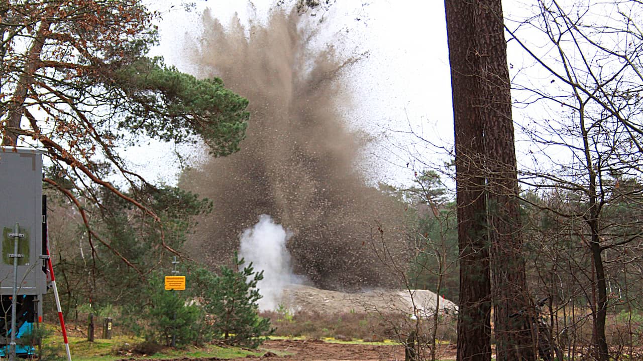 Beeld uit video: EOD laat Engelse vliegtuigbommen ontploffen in Lochem