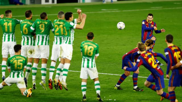 Lionel Messi neemt het doel van Betis (zonder succes) uit een vrije trap onder vuur.