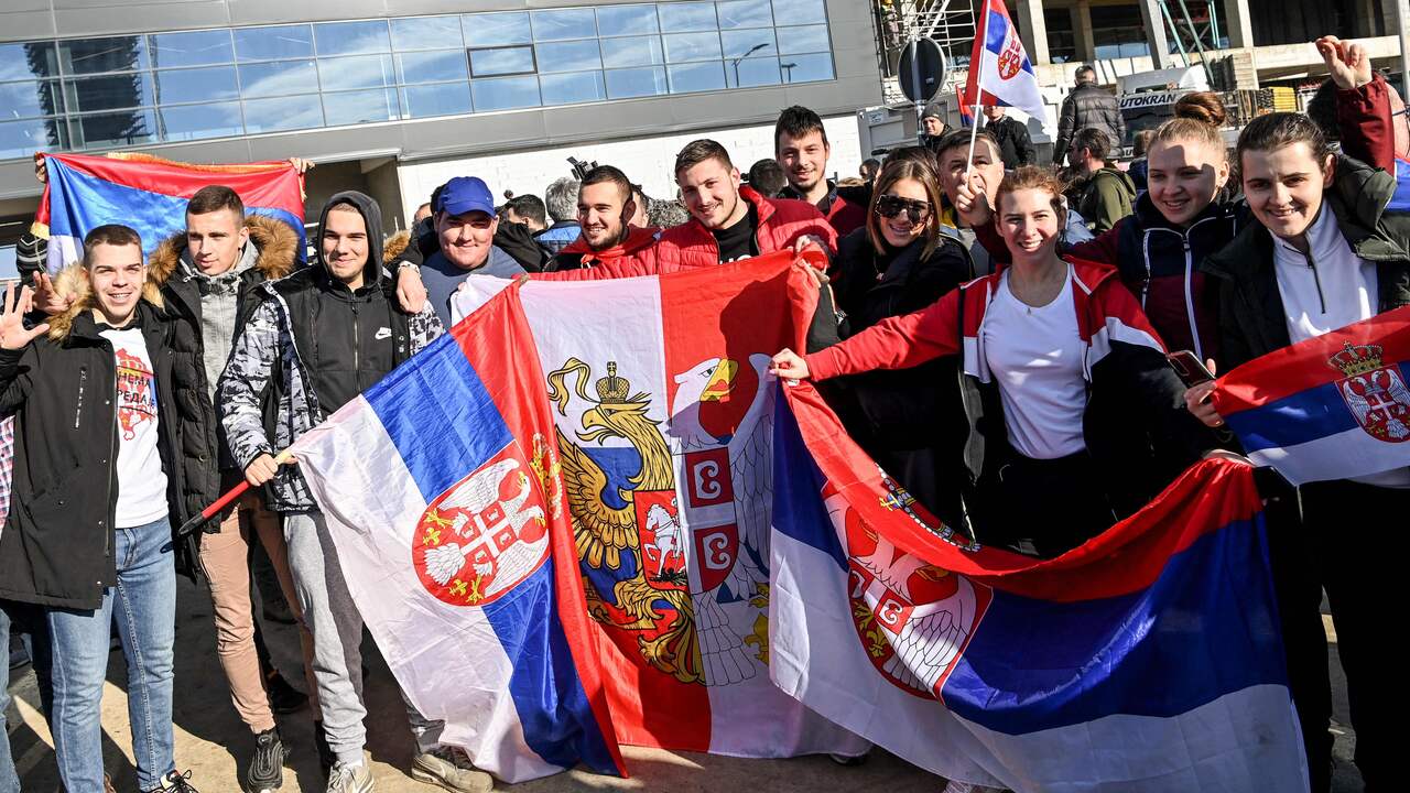 Serviërs verzamelden zich massaal op het vliegveld van Belgrado, waar Djokovic rond het middaguur arriveerde.