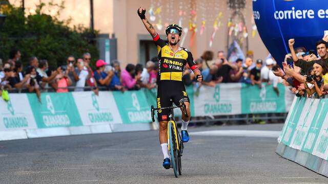 Primoz Roglic komt juichend over de meet.