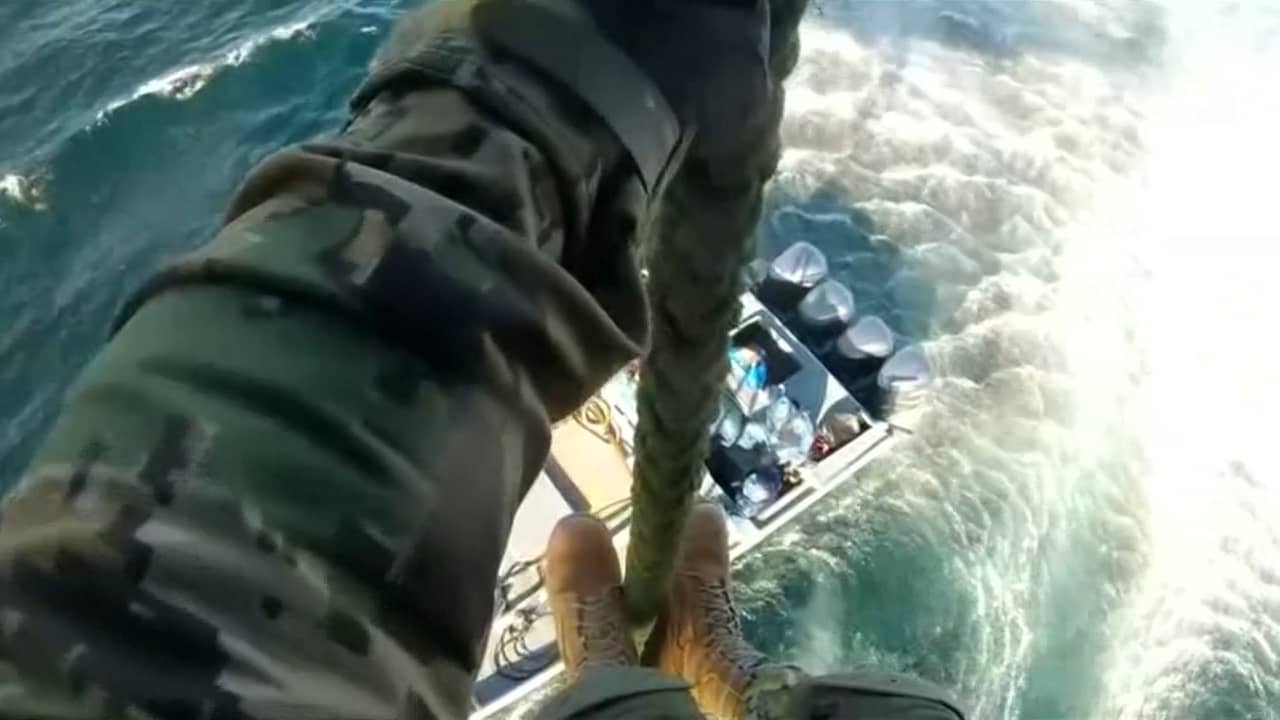 Beeld uit video: Mariniers springen uit helikopter op drugsboot bij Mexico