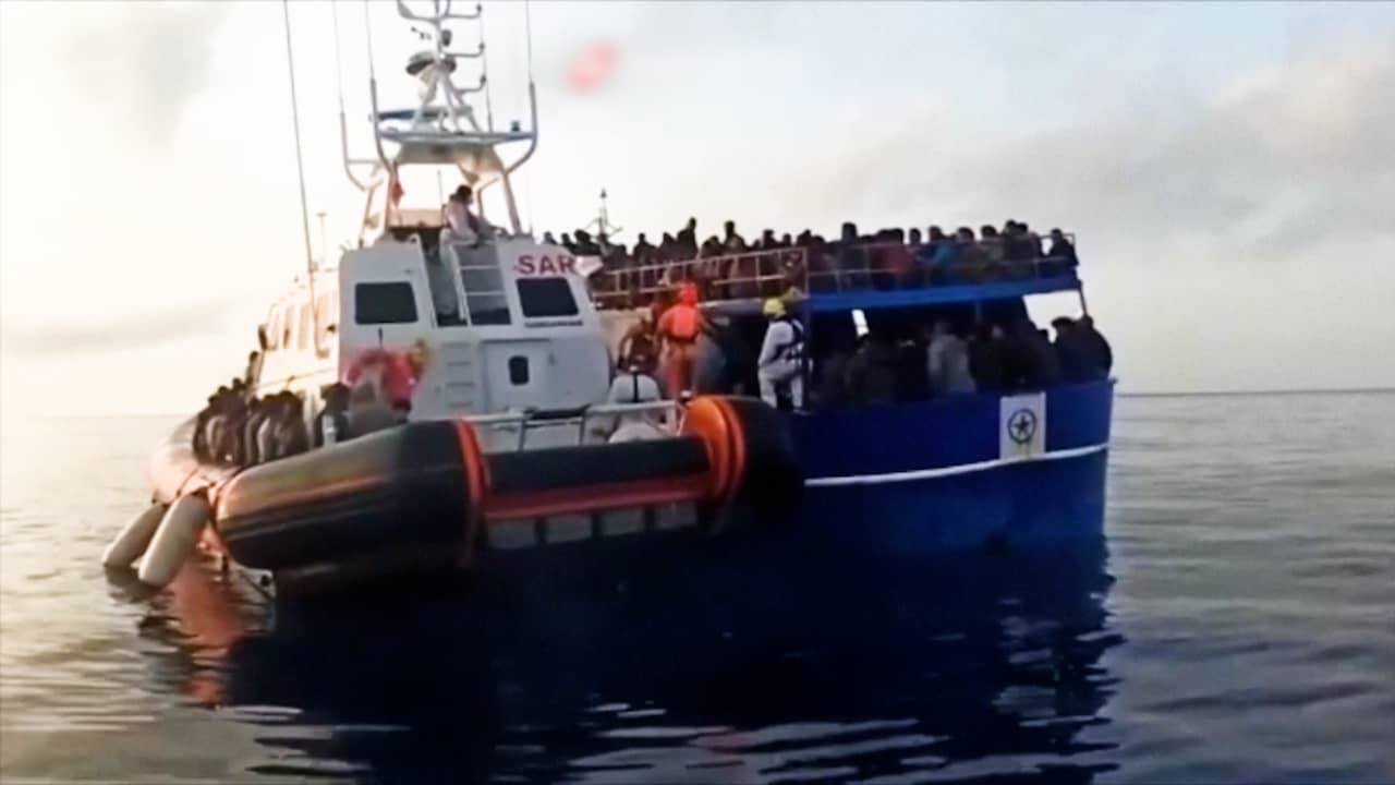 Beeld uit video: Italiaanse kustwacht redt elfhonderd bootvluchtelingen