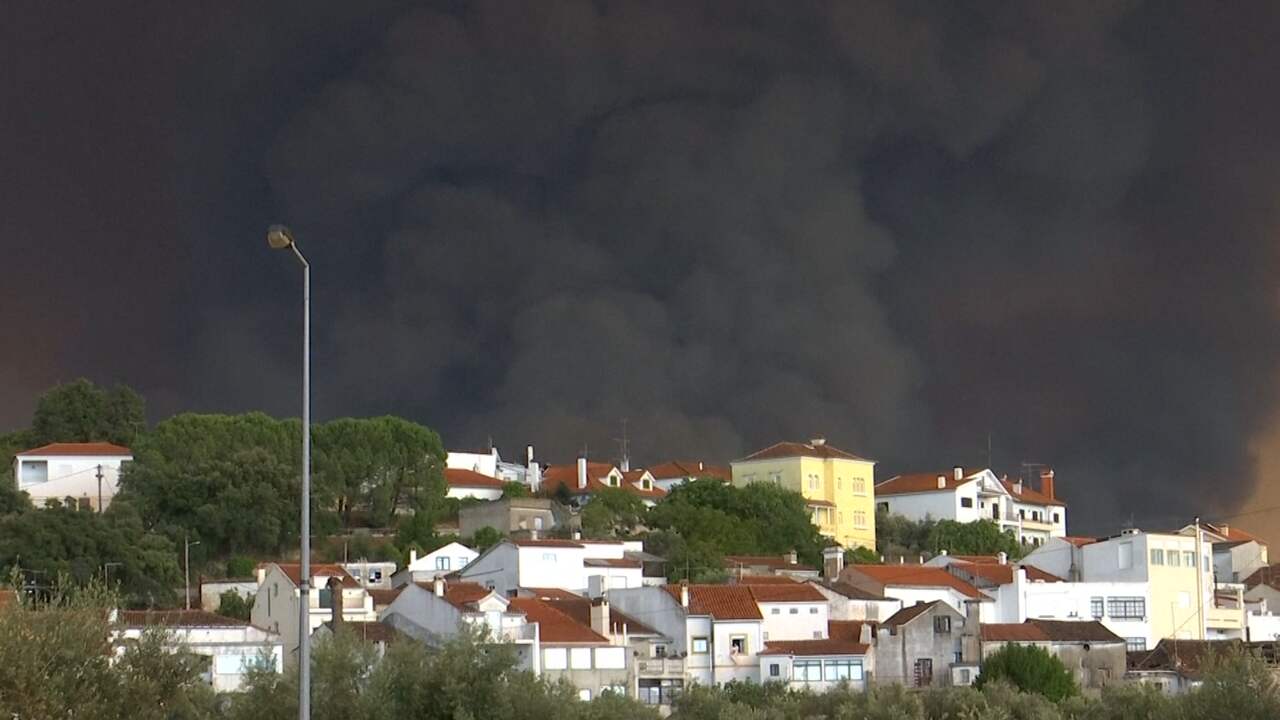 Beeld uit video: Lucht kleurt zwart door bosbranden in Portugal