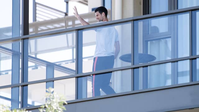 Novak Djokovic zit in quarantaine in Adelaide, waar hij de beschikking heeft over een ruim balkon.