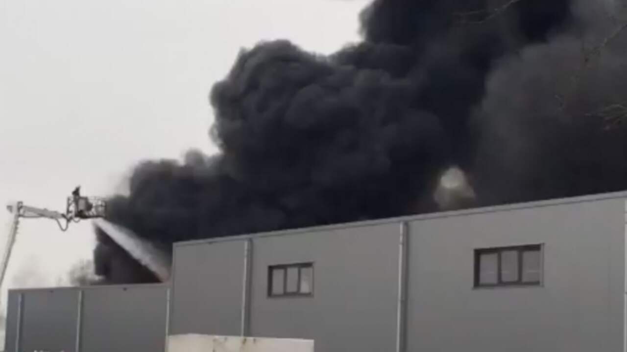 Veel rookontwikkeling bij zeer grote brand in Groningse Hoogezand