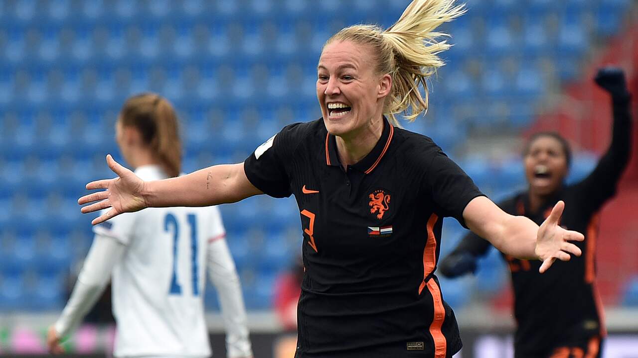 Stefanie van der Gragt redde met een rake kopbal een punt voor Oranje.
