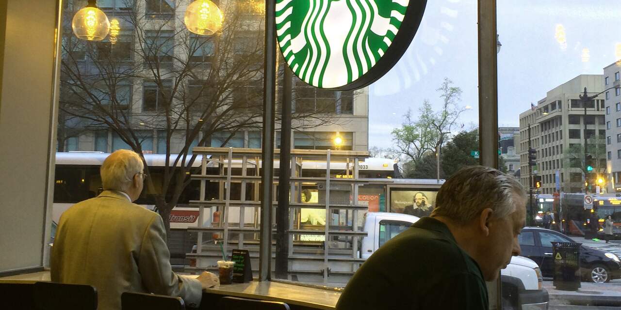 Nestlé gaat koffie van Starbucks buiten de winkels verkopen