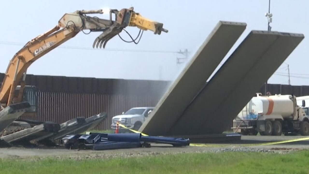 Beeld uit video: Bouwvakkers slopen prototypen van grensmuur in VS