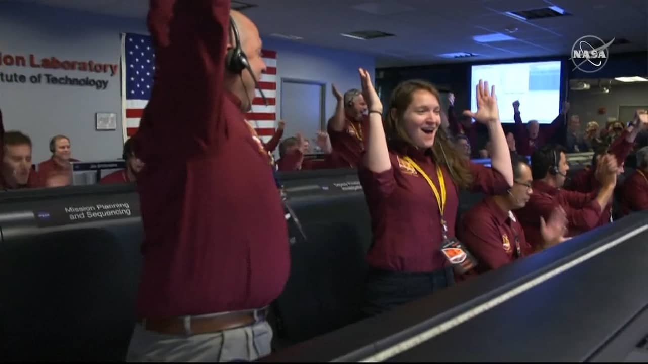 Beeld uit video: NASA-personeel juicht na landing InSight op Mars