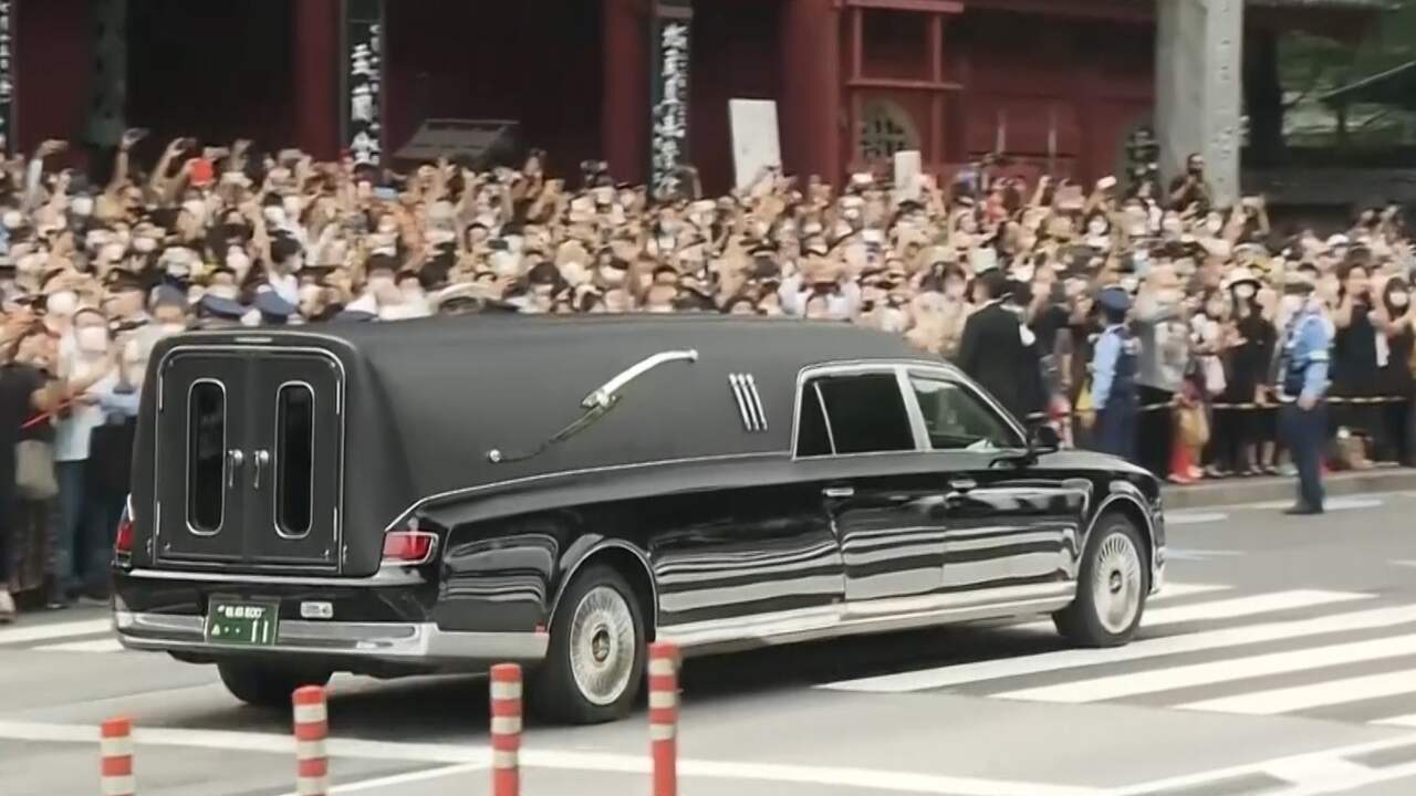 Beeld uit video: Duizenden Japanners bewijzen Abe laatste eer in Tokio