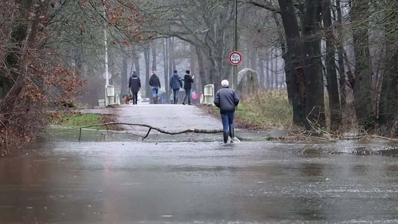 Beeld uit video: Twentse gemeente ondergelopen door aanhoudende regen