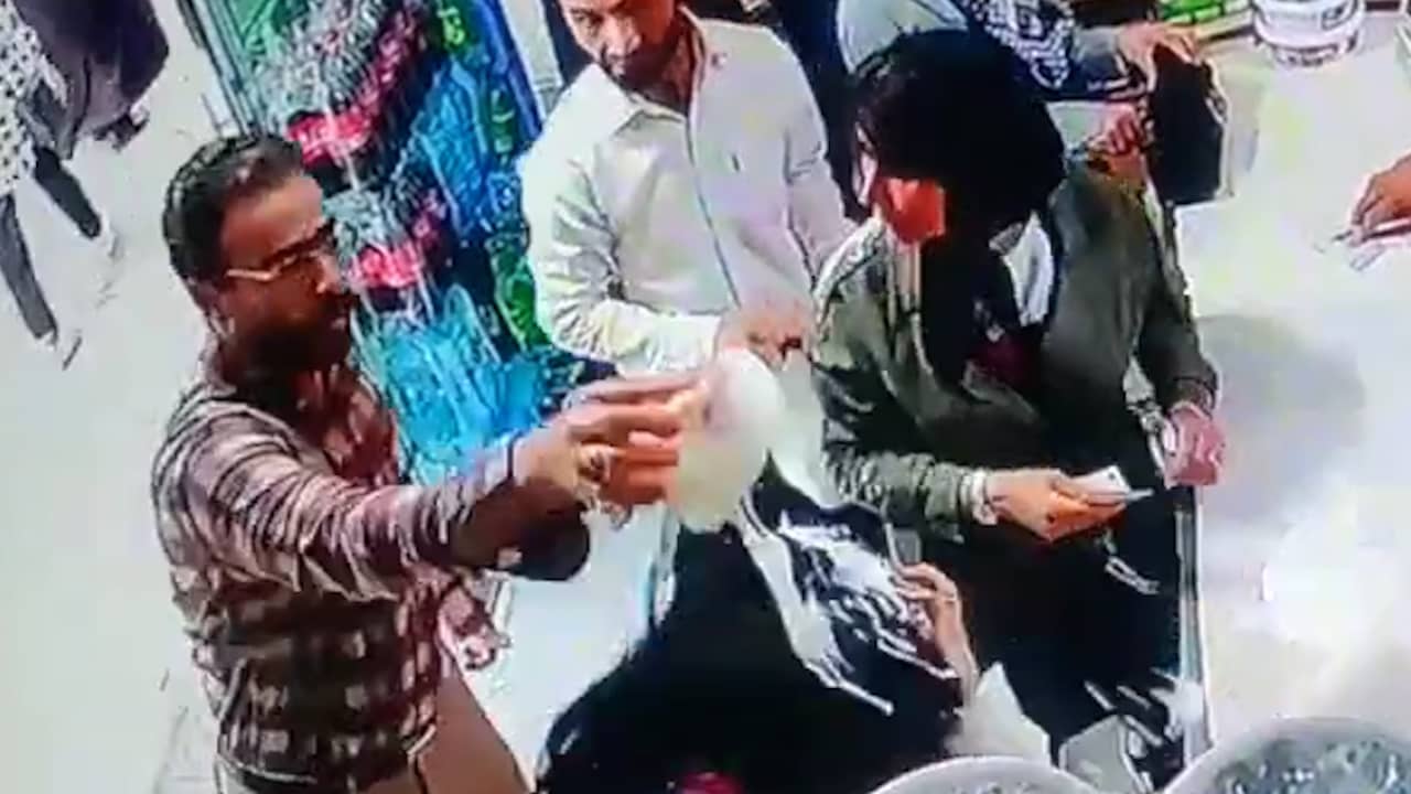 Beeld uit video: Iraniër gooit yoghurt over vrouwen omdat hun haar niet bedekt is